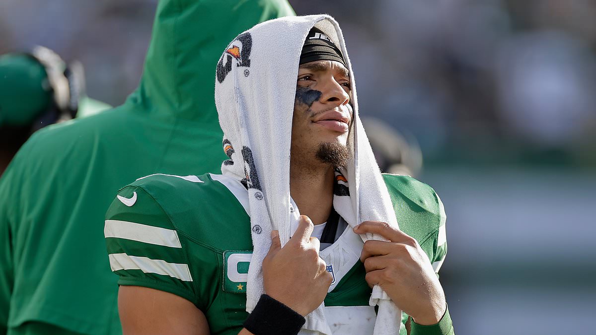 Jets coach Aaron Glenn makes worrying admission about Justin Fields' role as starting quarterback