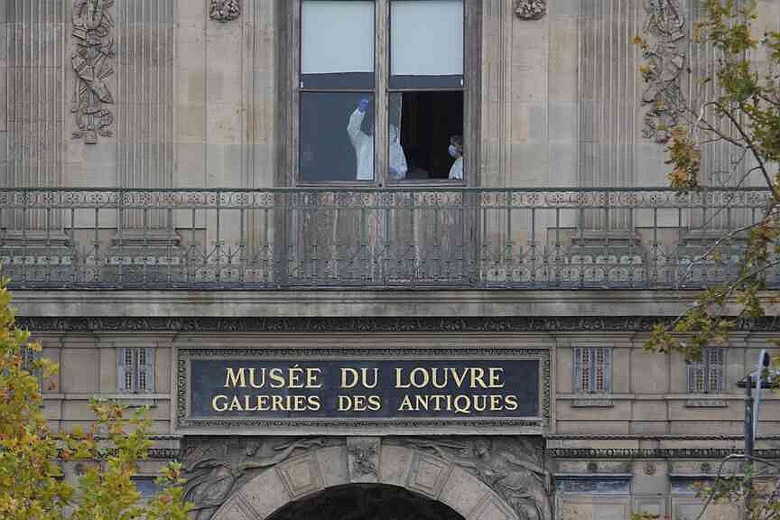 Jewel thieves pull off heist at Paris’ Louvre