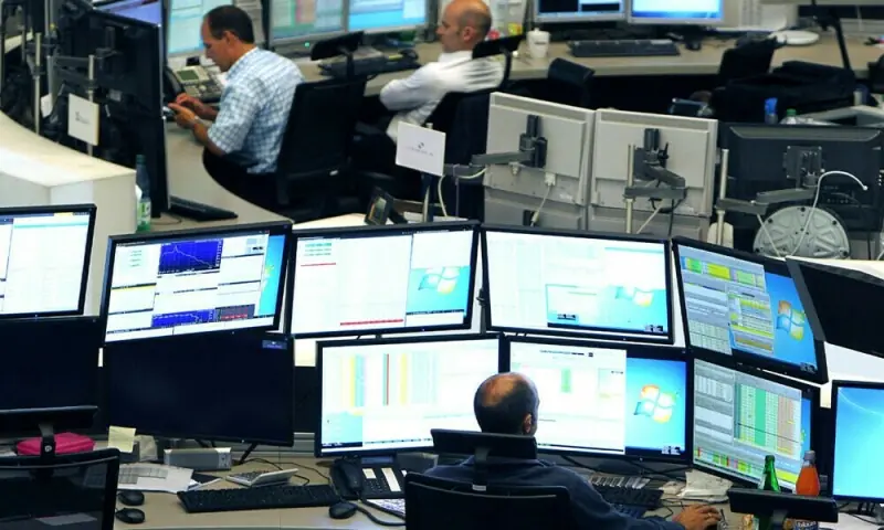 European shares recover from three-week lows, but weekly momentum fizzles