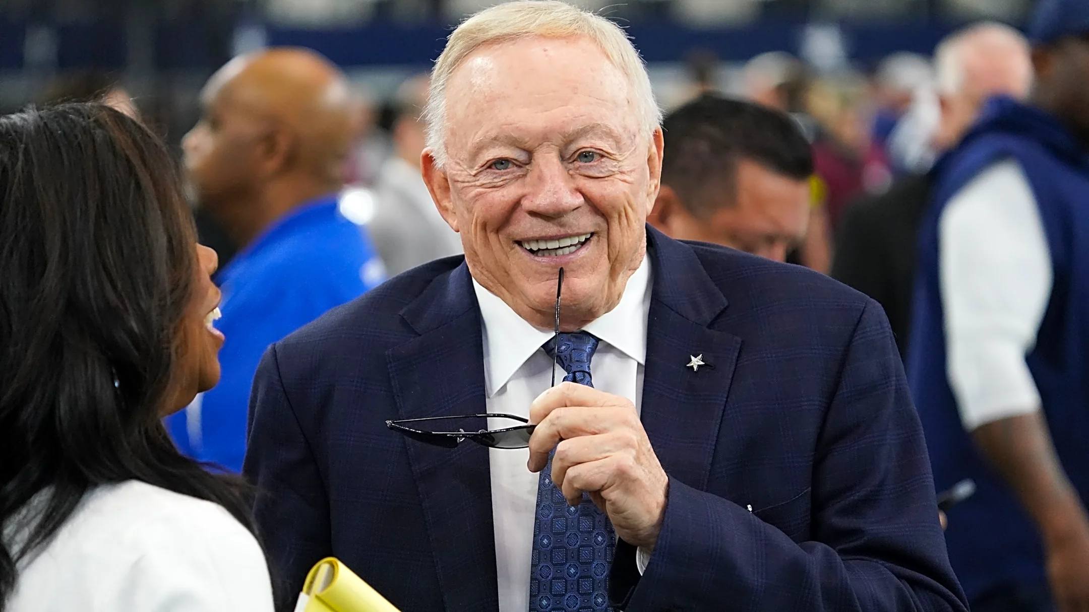Cowboys' Jerry Jones again pokes Micah Parsons bear ahead of Packers game