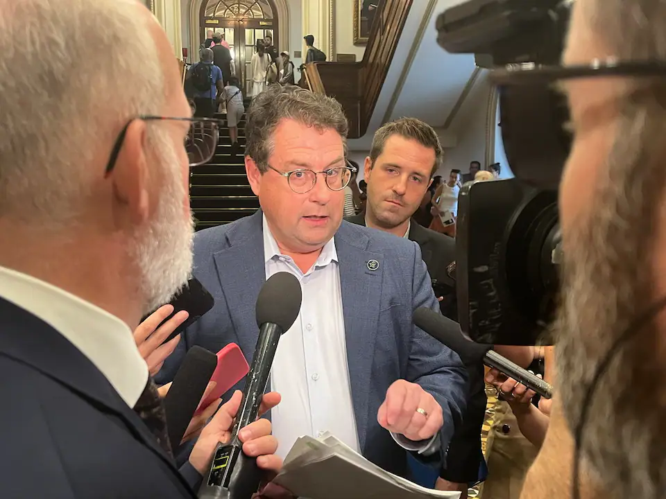 Québec recule sur l’interdiction de vente de véhicules neufs à essence en 2035