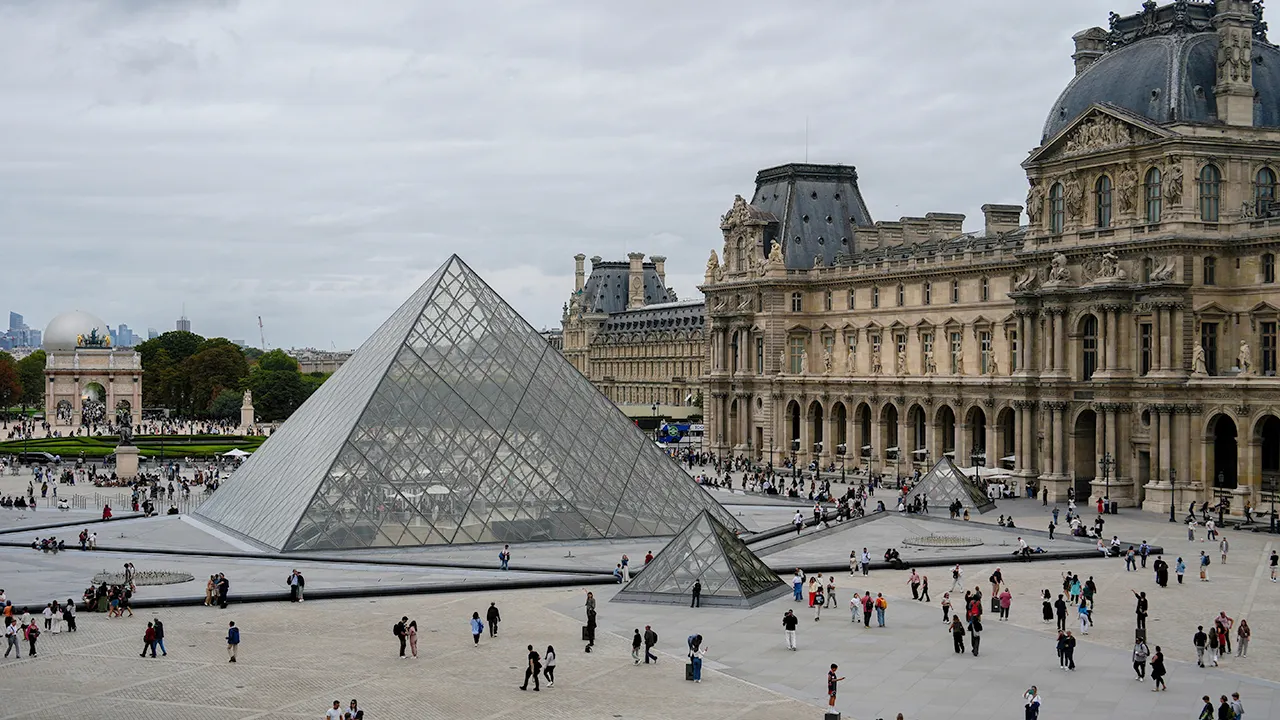 'Brazen' thieves rob Louvre of crown jewels in 'targeted heist' and more top headlines