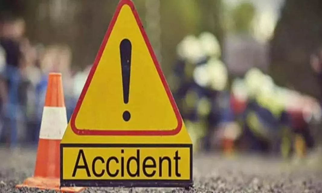 താമരശേരി ചുരത്തില്‍ ചരക്ക് ലോറി തട്ടുകടകളിലേക്ക് ഇടിച്ചുകയറി: ഡ്രൈവര്‍ക്ക് പരിക്ക്