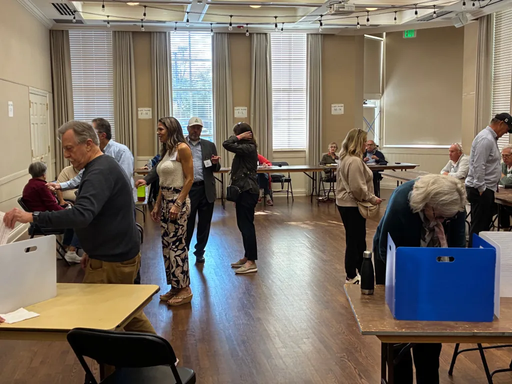 Lake Forest Caucus members don't approve voting bylaw changes
