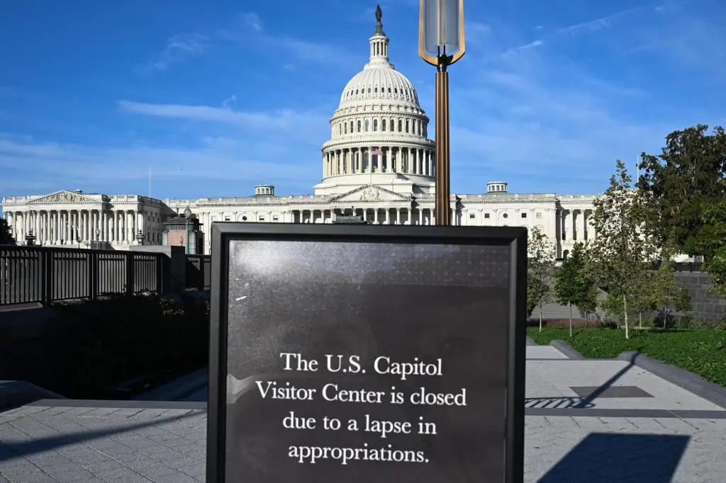 Senate Republicans to lunch in Rose Garden as shutdown continues