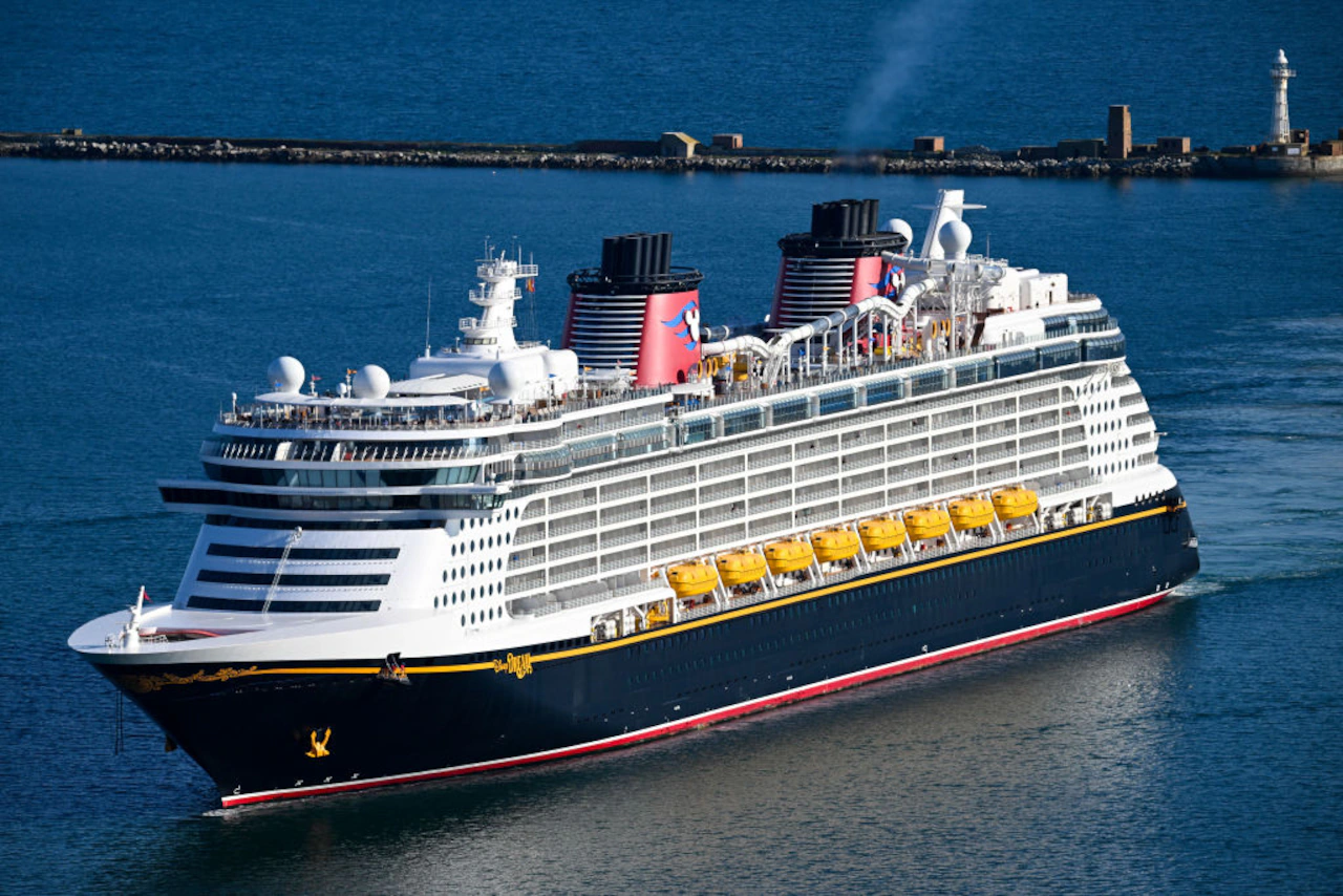 5-year-old fell from Disney Dream cruise ship window as mother took her picture