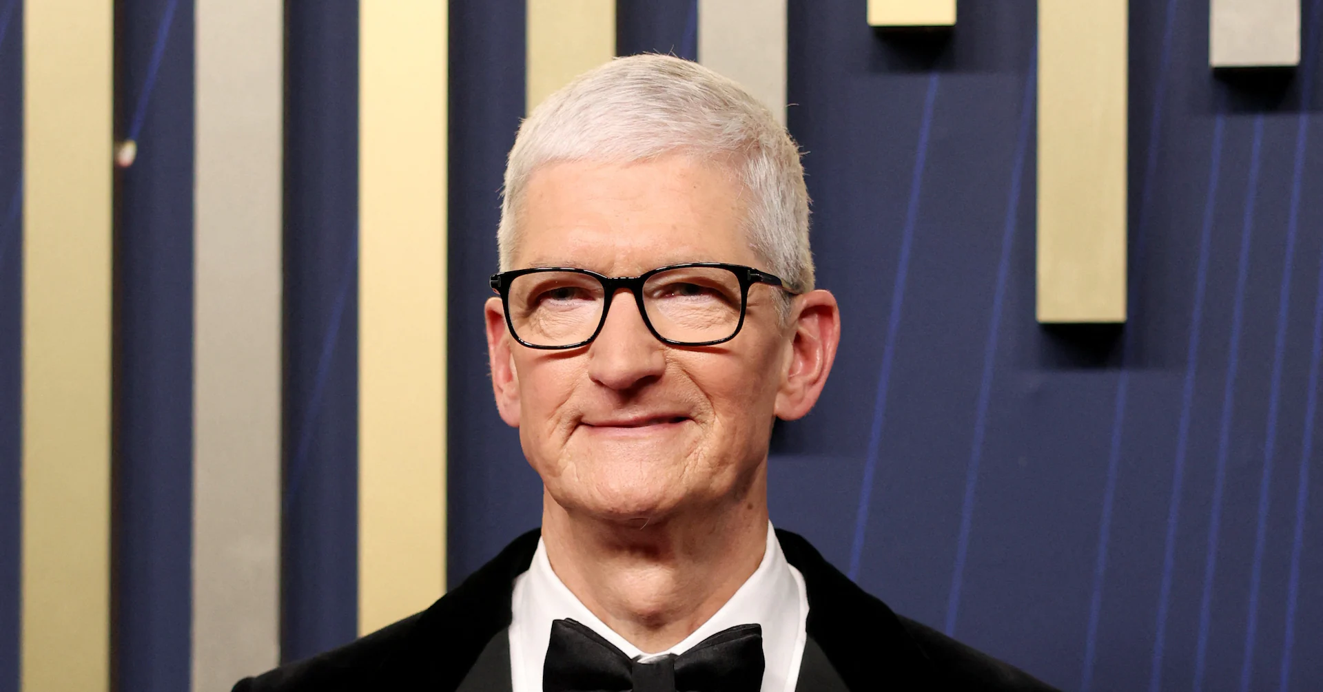 US labor board withdraws claims Apple CEO violated employee rights, Bloomberg News reports - Reuters