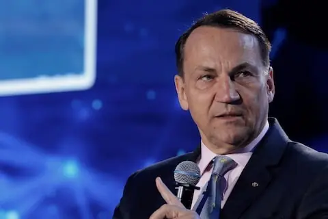 Poland warns Russia’s Putin against crossing its airspace for Trump summit