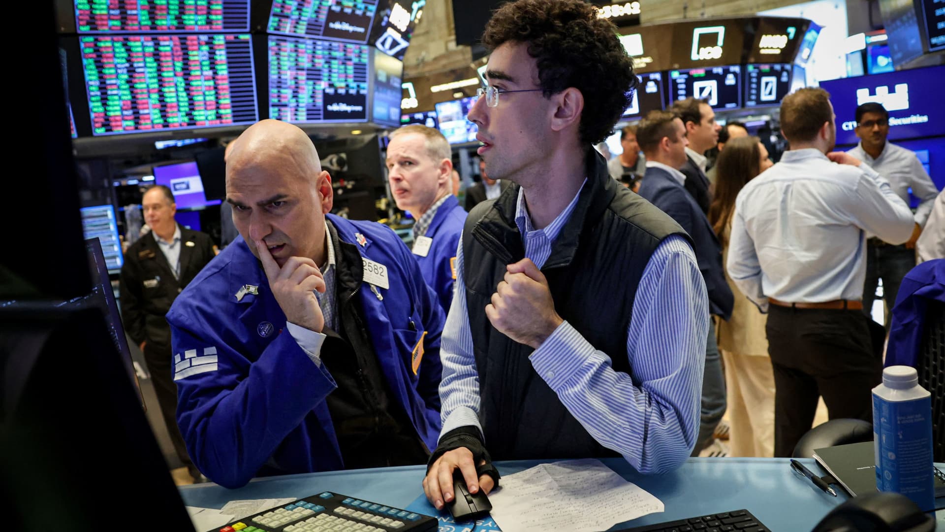 This stock has seen big swings due to challenging housing market. This trade offers protection