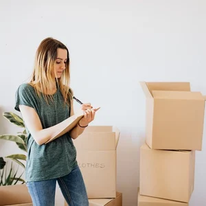 Cómo codificar por colores las cajas para una mudanza