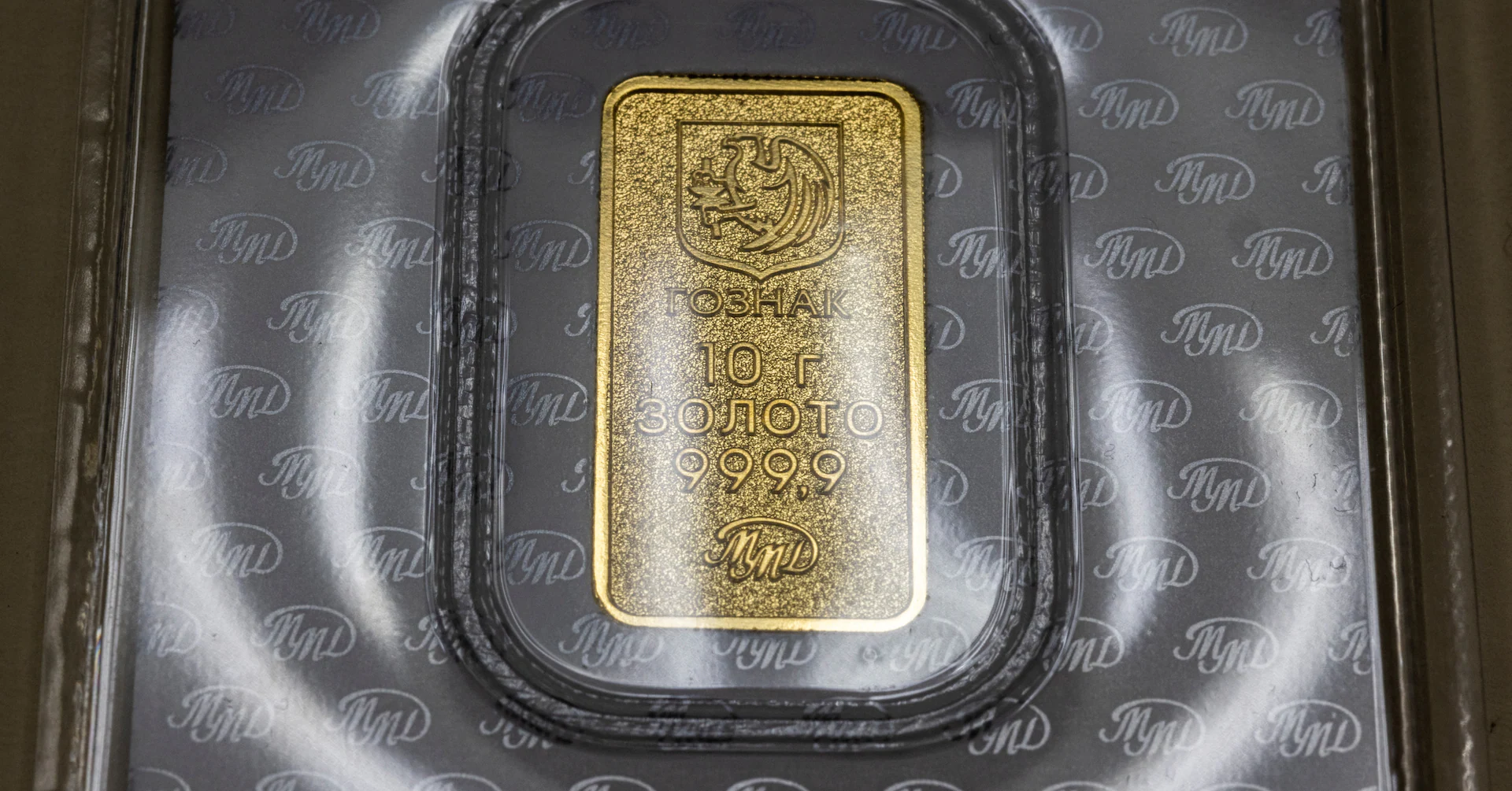 AI-driven ATMs target sceptical Russians to cash in their gold