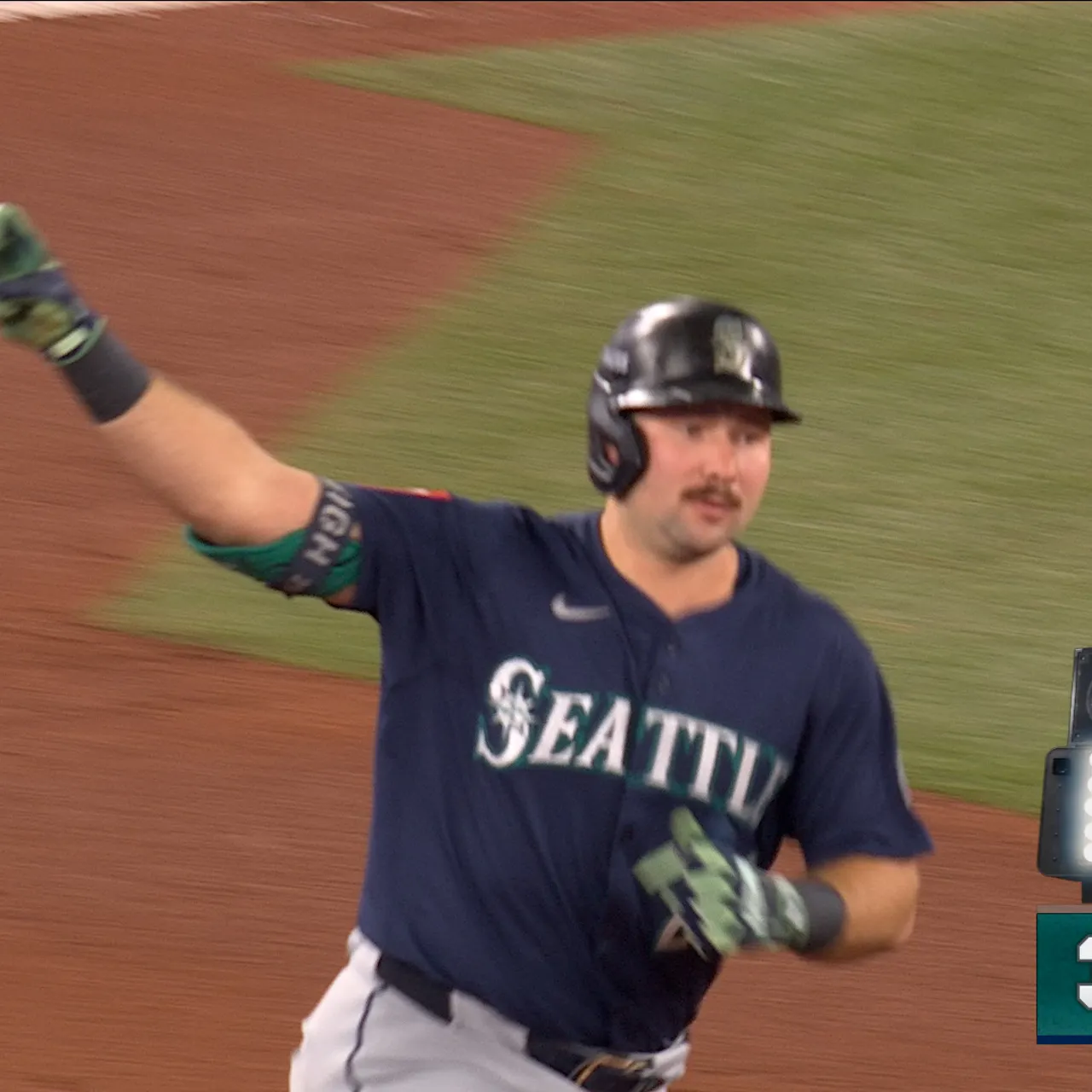 Cal Raleigh crushes solo homer, extending Mariners' lead over Blue Jays