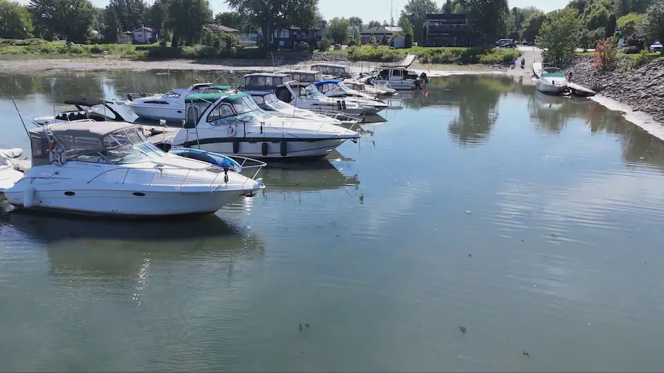 Sécheresse au Québec: les propriétaires de bateaux retirent leurs embarcations du fleuve Saint-Laurent
