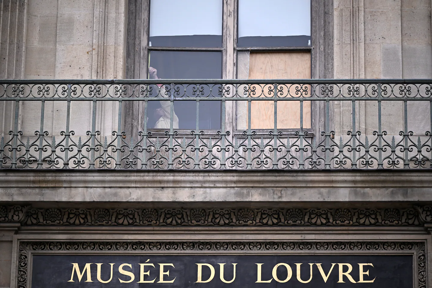 Maine theatre group 'hightails' it out of Louvre at time of theft