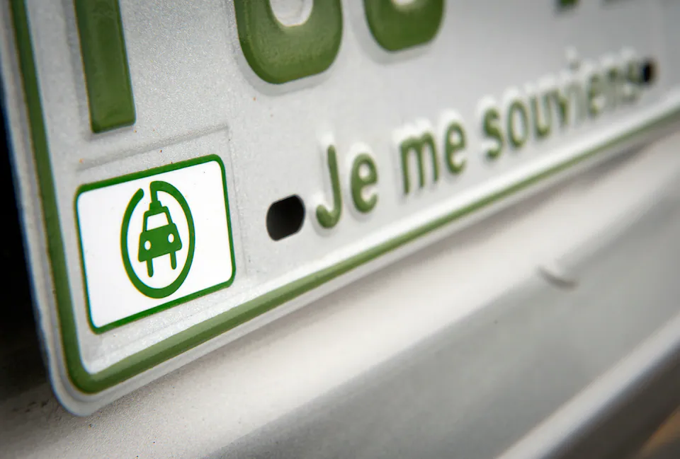 Recul sur l'interdiction des véhicules à essence: Québec devrait-il retirer sa subvention à l'achat de véhicules électriques?