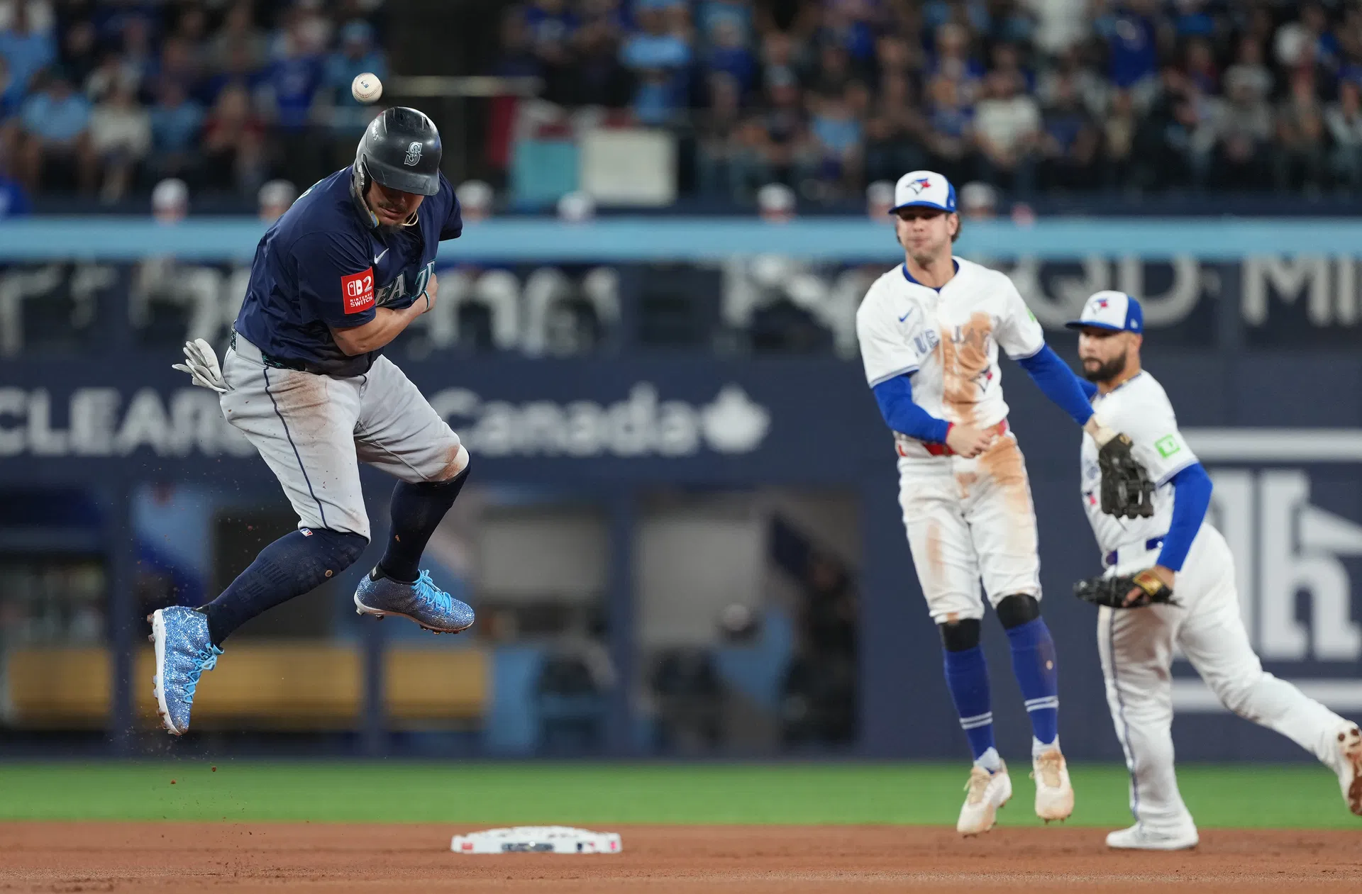 “Mariners trying to cheat their way to World Series” - Fans react as Josh Naylor boldly interrupts inning-ending double play midair