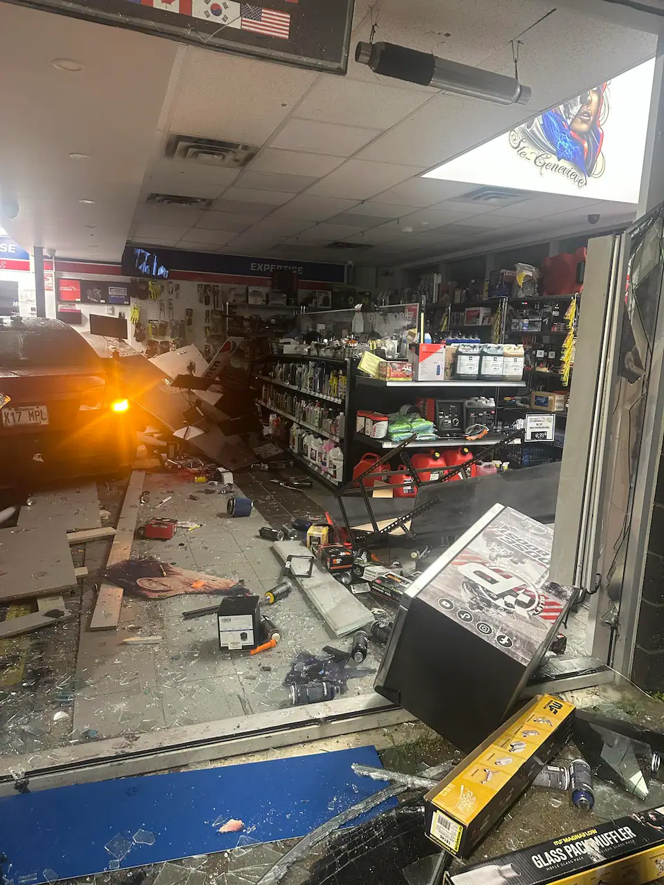 Une voiture fonce dans un commerce à Saguenay