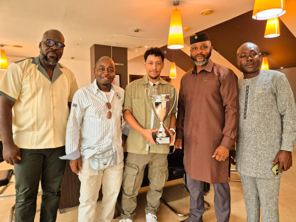 Lewis Appiagyei presents BP Pro Series trophy to the NSA