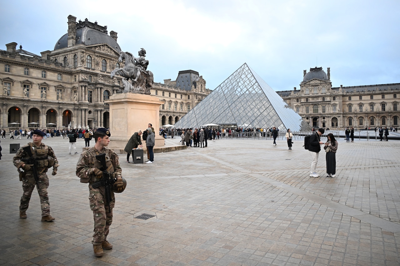 French offical says security lapse permitted daylight jewel heist: ‘We have failed’