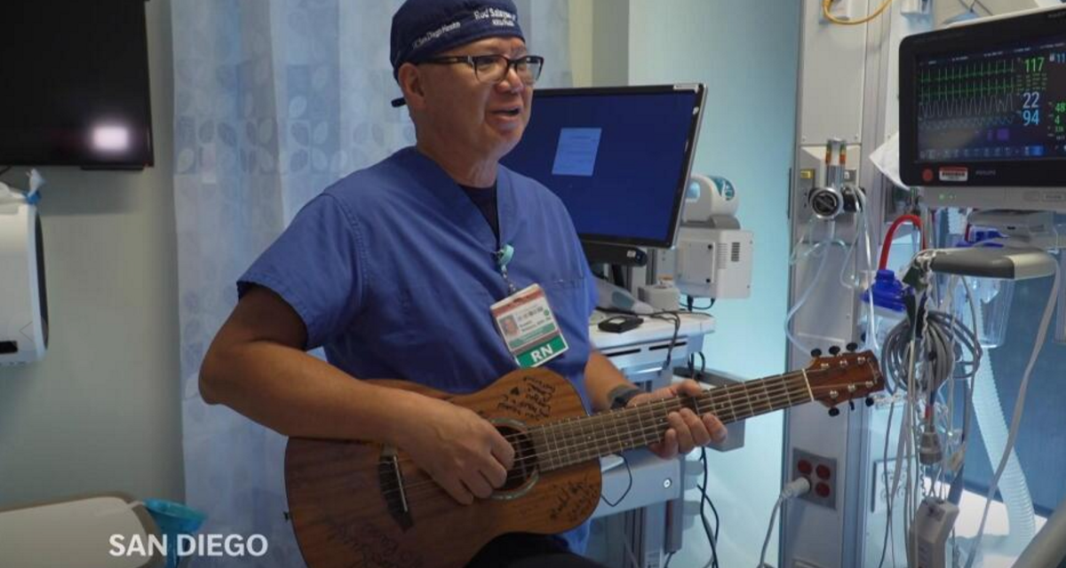 Conoce el caso de un enfermero que con su música ayuda a aliviar el dolor causado por cirugías y enfermedades