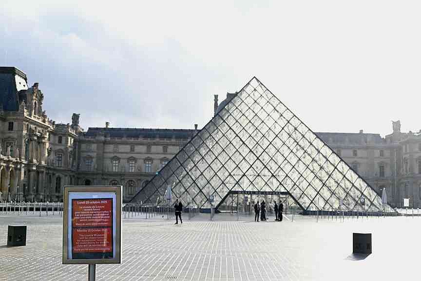 French official admits Louvre mistakes