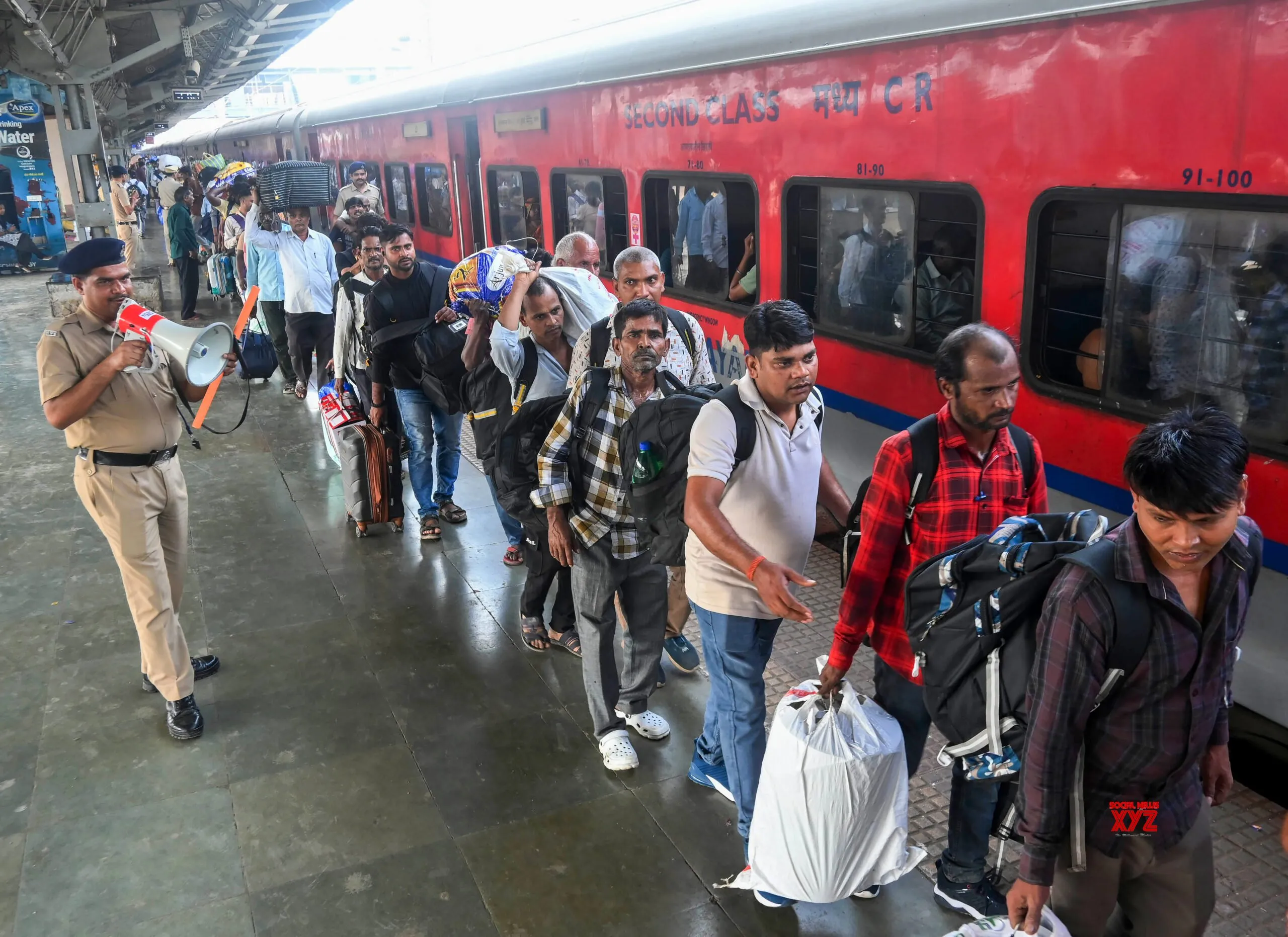 Mumbai: Rush at Lokmanya Tilak Terminus Ahead of Chhath Puja #Gallery