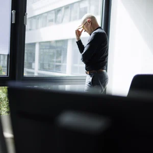 L'IA réduit les effectifs — et crée plus de travail pour les gestionnaires.
