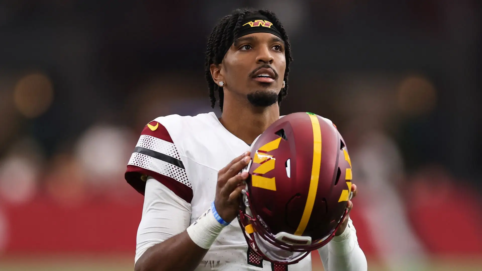 NFL Insider Gives Fans Hope Amid Jayden Daniels’ MRI News