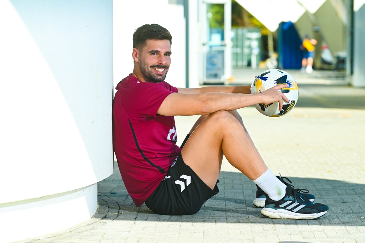 Hearts star mobbed by 'crazy' adulation as love hits the pavements