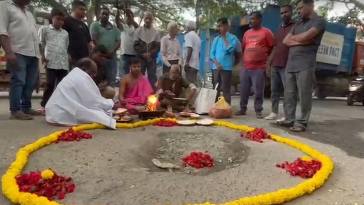 Bengaluru residents perform pooja for ‘pothole gods’ to protest against civic apathy