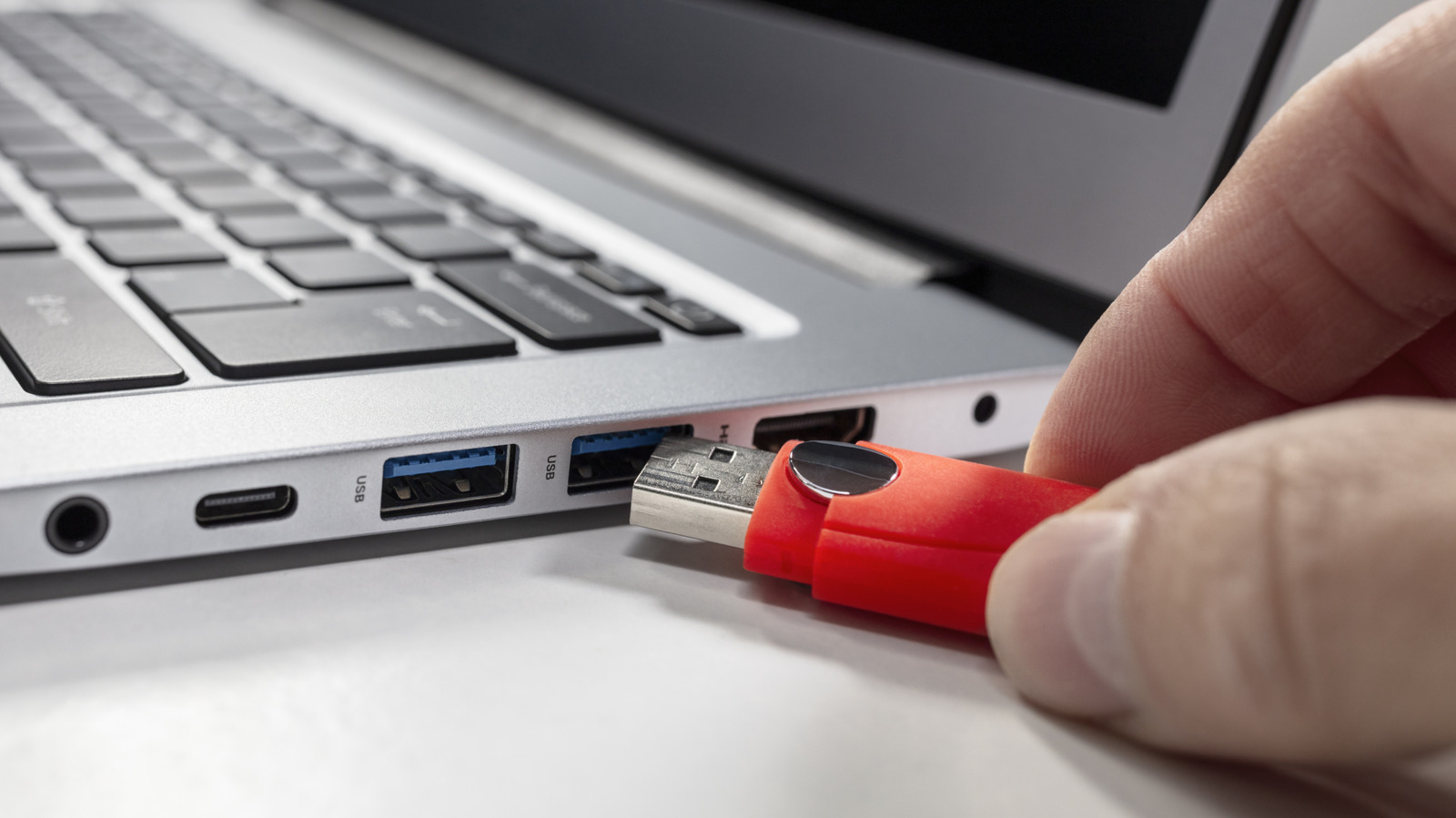 3 Things You Should Never Plug Into Your Laptop's USB Ports