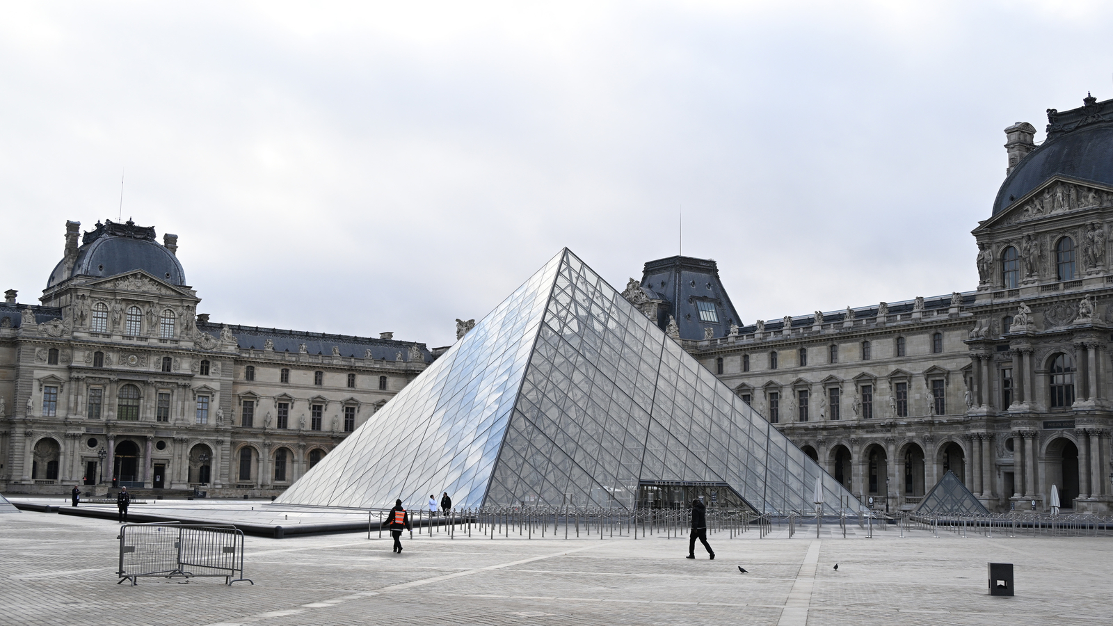 Louvre director will appear before lawmakers amid ongoing investigation into priceless jewels theft
