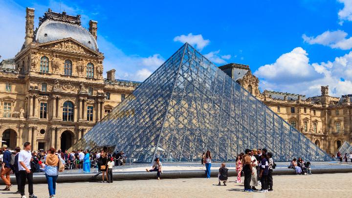 Louvre Museum Reopens in Paris After Jewel Heist
