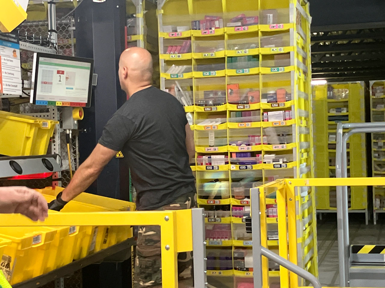 Amazon to hire 250,000 workers for holiday season 2025