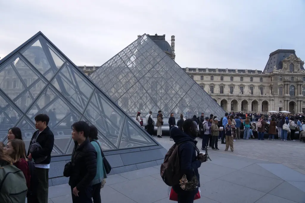 The Louvre reopens 3 days after daylight heist