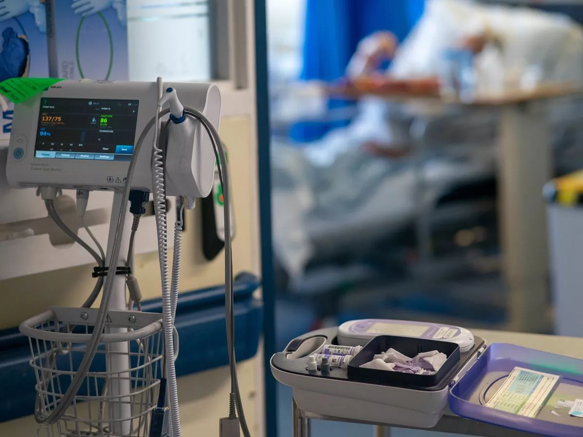 Top surgeon suspended for groping nurse returns to work