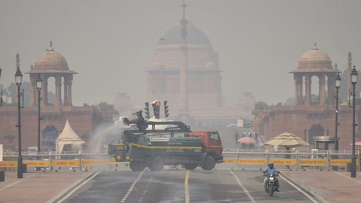 Delhi Air Pollution: City Chokes on Post-Diwali Smog, Air Quality Dips to ‘Very Poor’ Levels (Watch Videos)