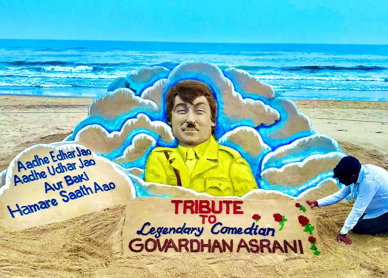 Angrezon ke zamane ke jailor Asrani, who redefined Bollywood humour, dies at 84