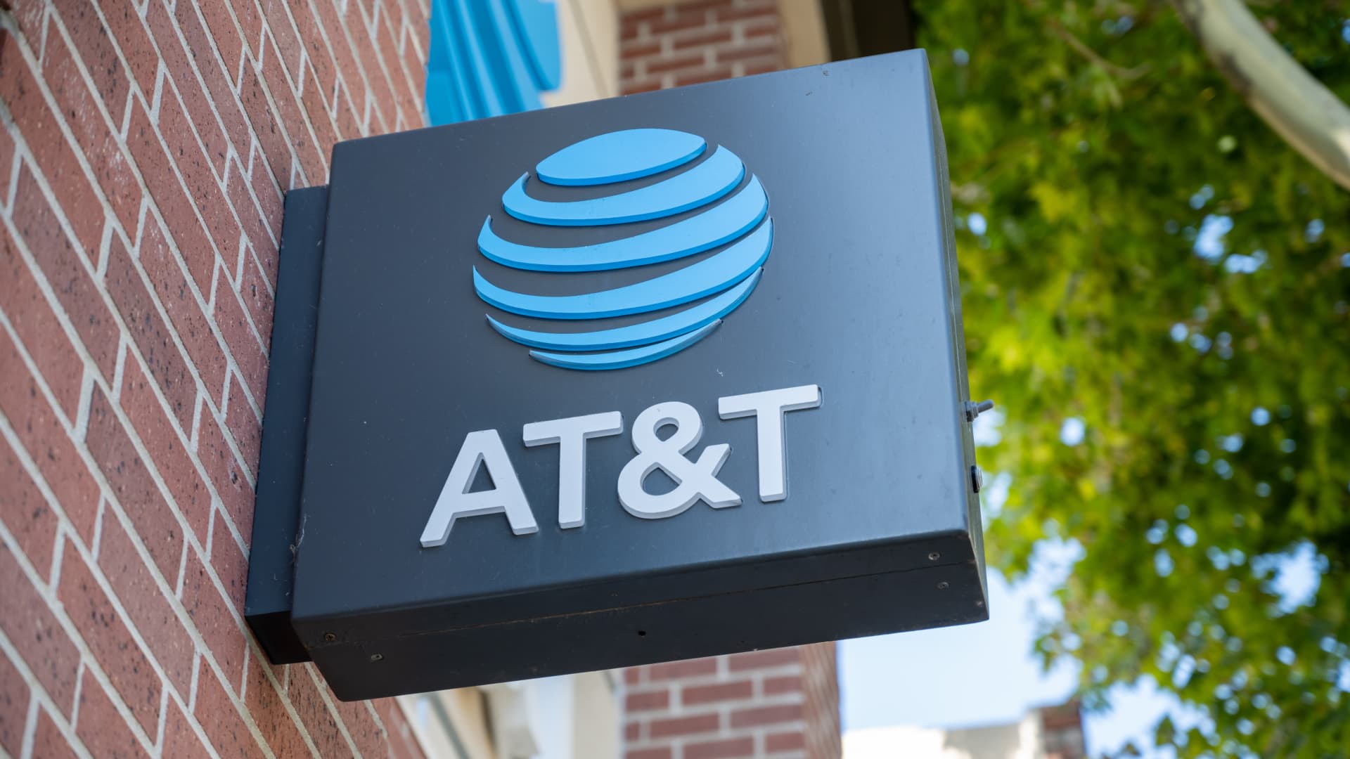 AT&T (T) Q3 earnings