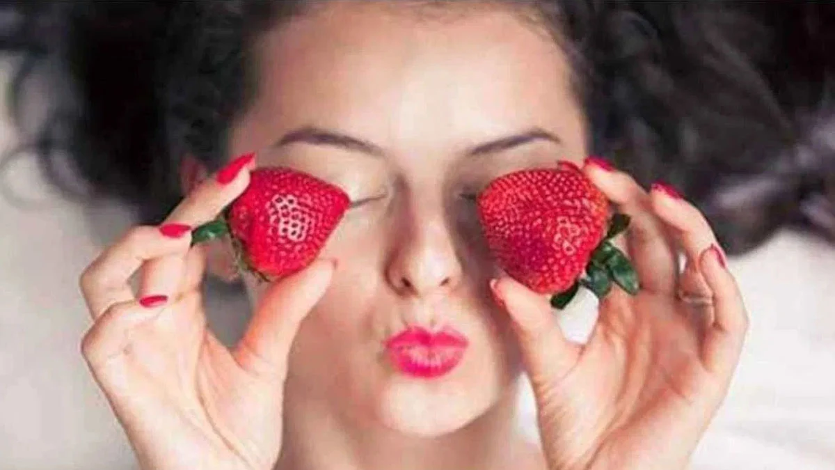 Strawberry Face Pack : घर पर तैयार करें  स्ट्रॉबेरी फेस पैक और चेहरे की डलनेस को कहें अलविदा