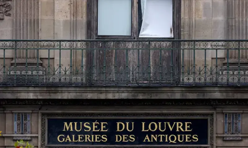 Louvre reopens for first time after jewel heist
