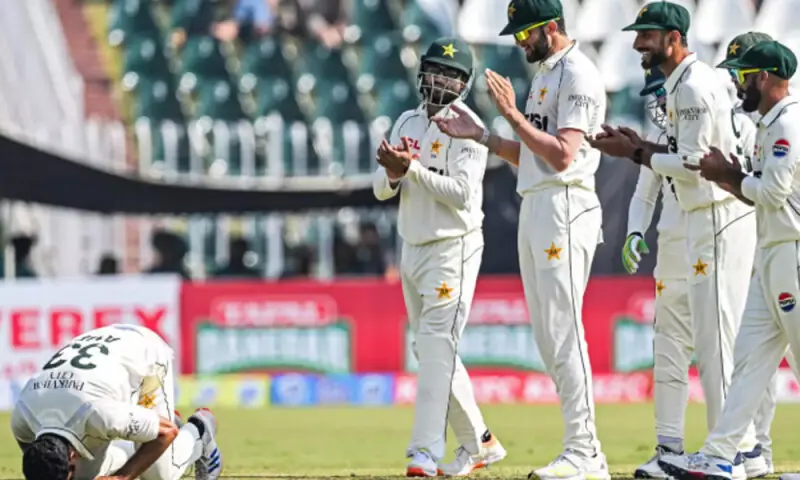 Pakistan debutant Asif takes five wickets as South Africa reach 285-8