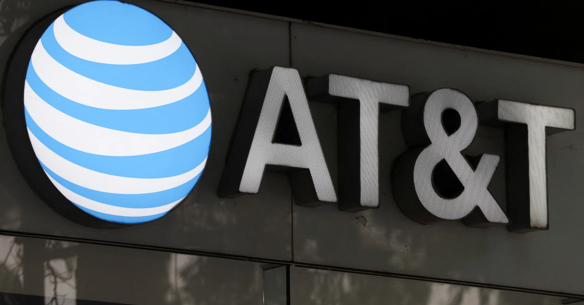 AT&T tops subscriber estimates as bundled plans, iPhone promotions lift sales