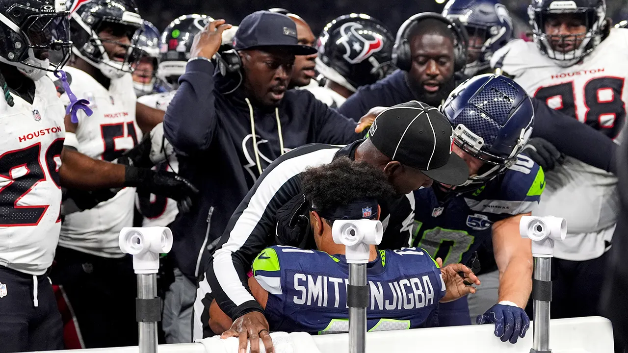 NFL official Nate Jones goes viral protecting Seahawks' Jaxon Smith-Njigba