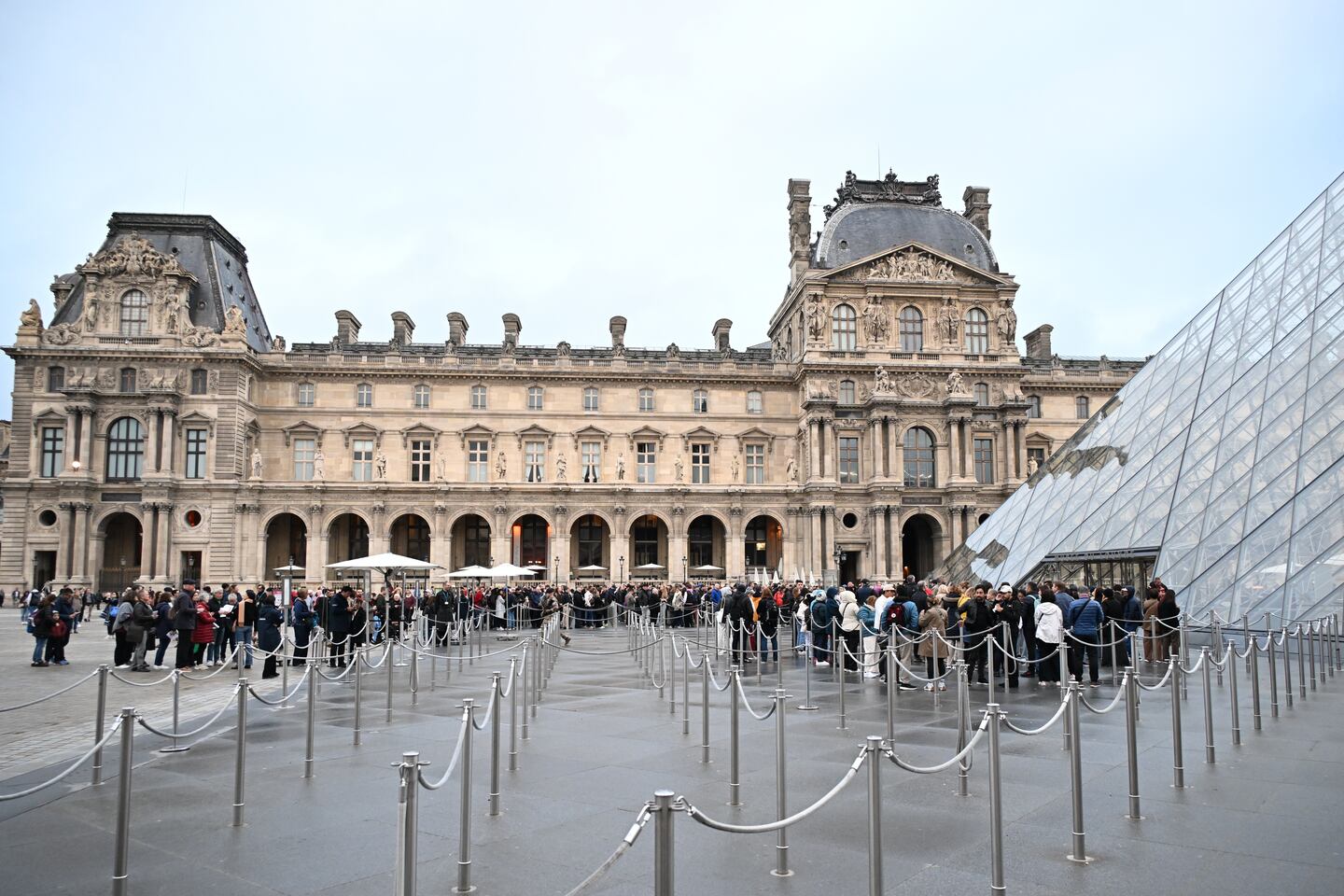Louvre security worked during jewel heist