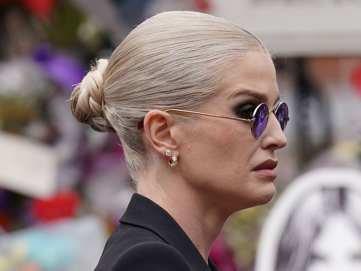 Kelly Osbourne breaks down as she delivers tearjerking tribute to late father Ozzy