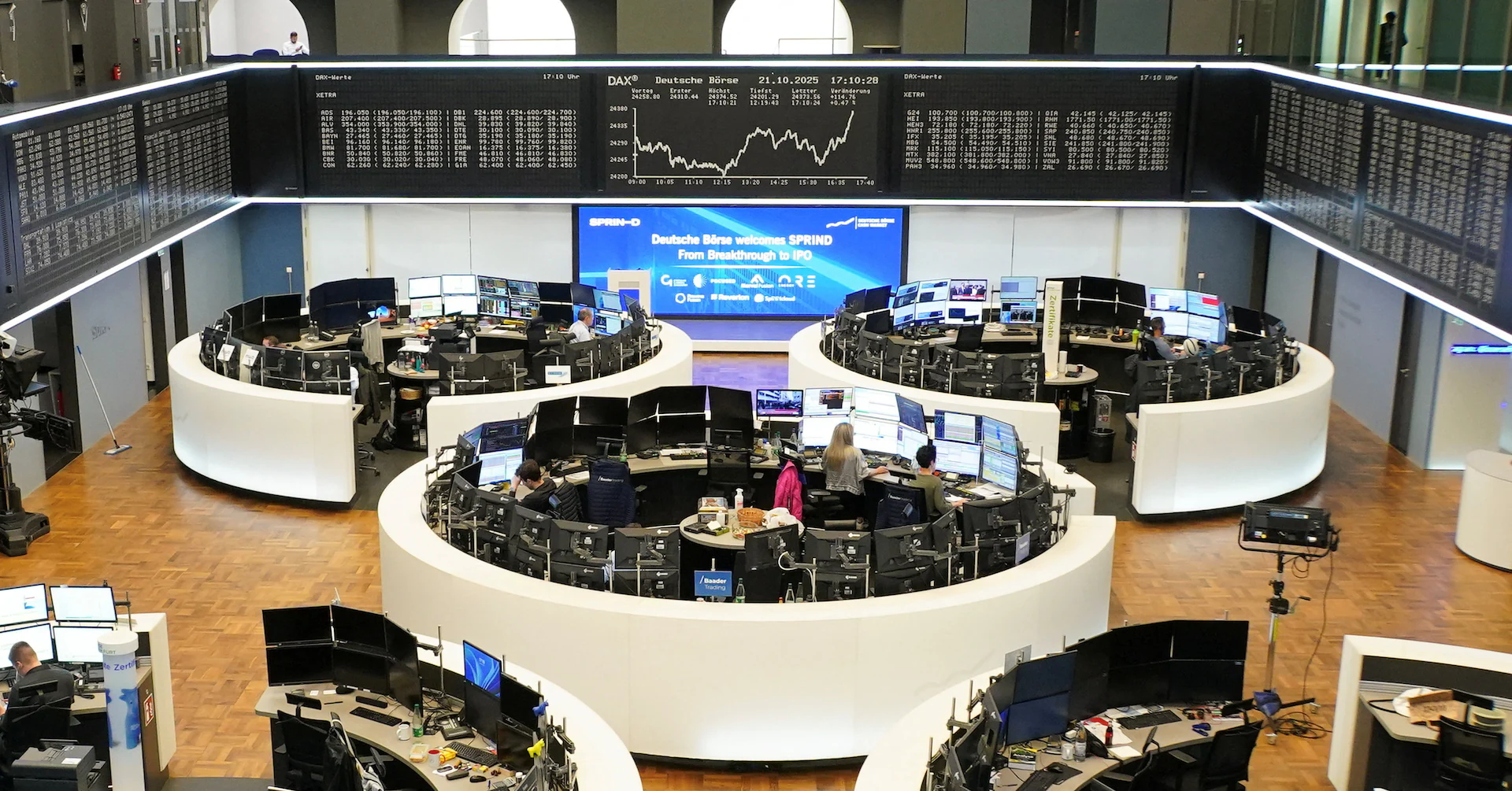 European shares dip as investors gauge earnings, geopolitical jitters