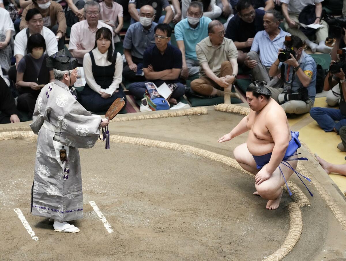 Sumo: Onosato keeps lead with default win, Hoshoryu sets up title showdown