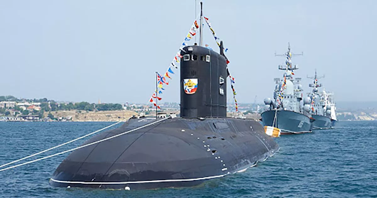 Russian nuclear weapons sub 'issues major alert' in Mediterranean