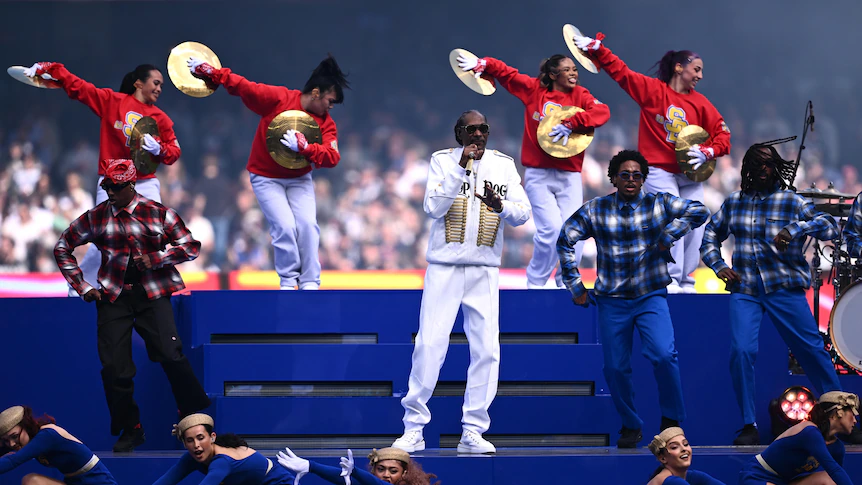 Snoop Dogg gives Australian twist to rap classics at AFL Grand Final